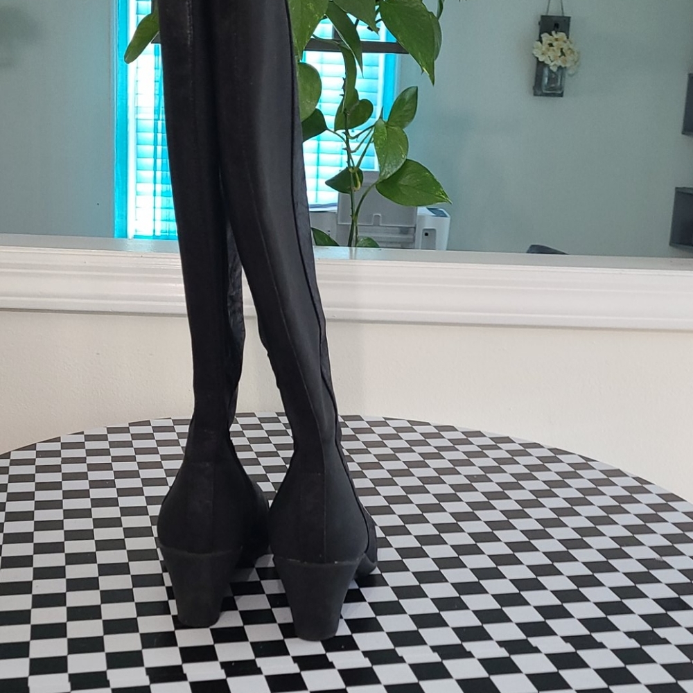 Boot - Picture 2 of 9